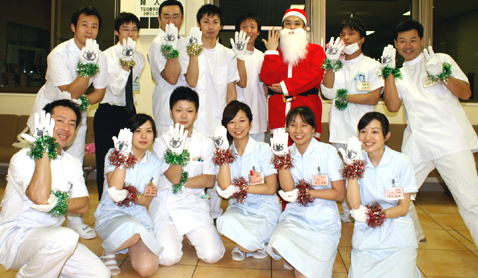 クリスマスコンサートでのひとコマ(後列左端:徳山医師)